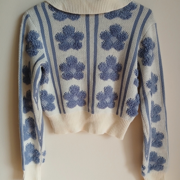 Forever 21 Sweater Size Small 3 Button Blue Cream Cropped - Picture 12 of 13